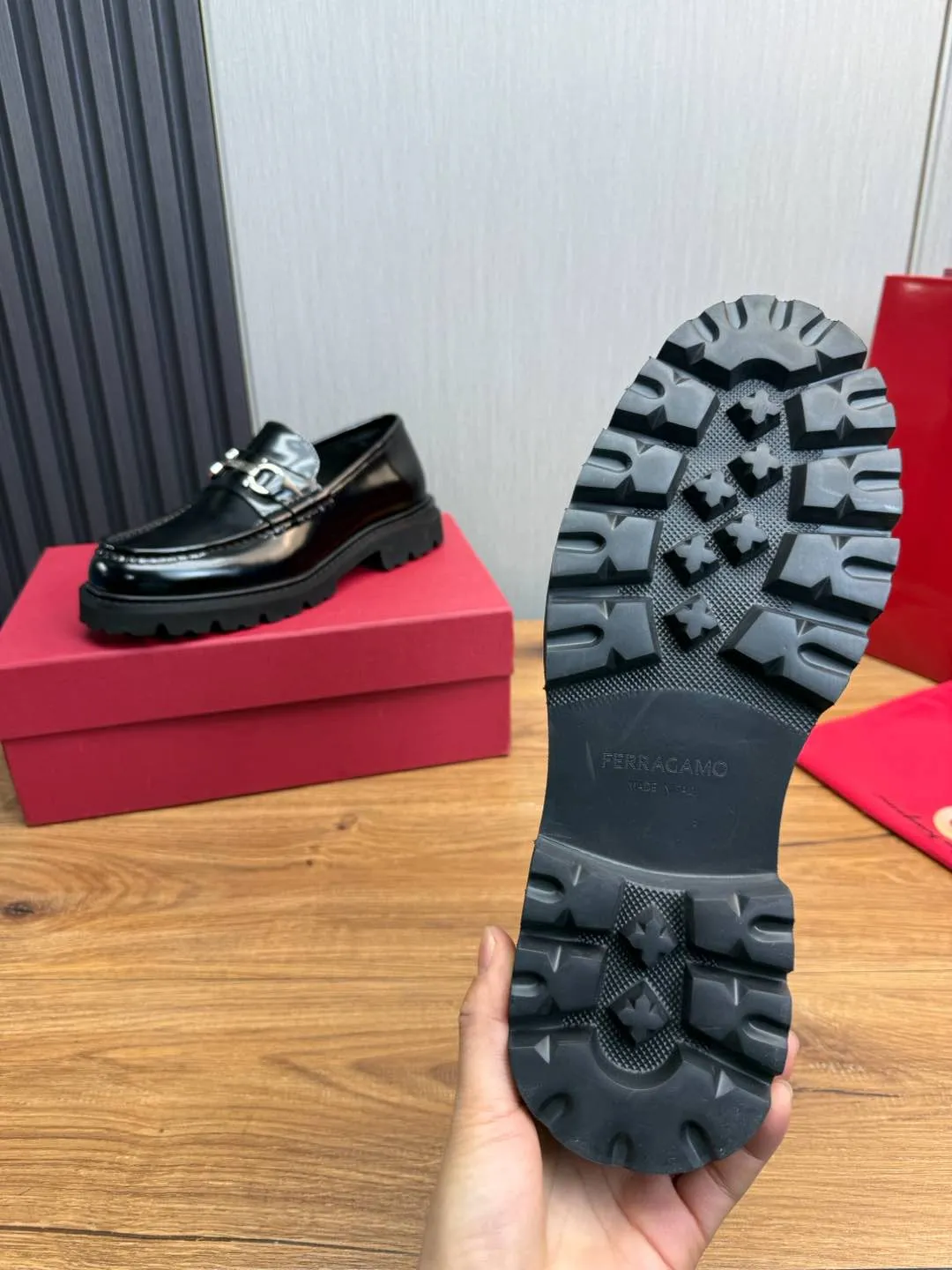 Men's shoes 💰880💰 Ferragamo. [Ferragamo] men's thick-soled loafers, the latest hot style, 1:1 original purchase quality, top quality, imported open-edge beaded cowhide leather on the upper, hand-made three-dimensional stitching highlights the round toe design, the inner foot pads are all imported cowhide, with original lightweight foam outsole, matching code 39-44, (38, 45 custom-made, non-refundable)